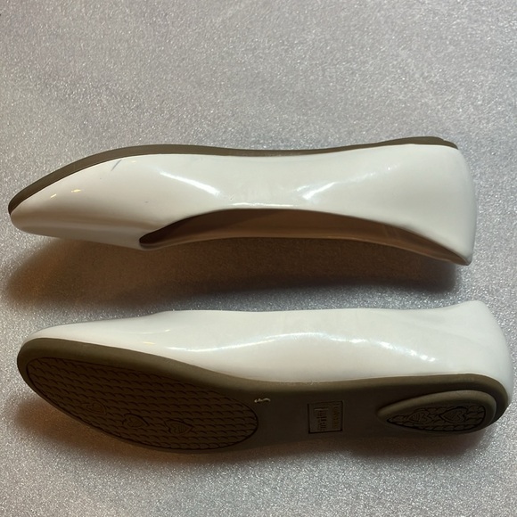 Cute girls white patent flats. New no box. Size 3. - Picture 3 of 9